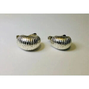 Vintage Womens Silver-Tone Ribbed Magnetic Curved Clip Earrings Fashion Jewelry